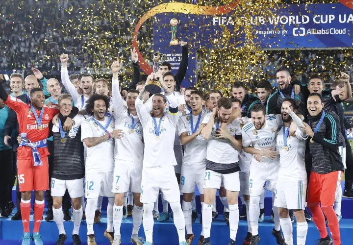 Los jugadores del Real madrid celebran con su trofeo de campeones del Mundial de Clubes. Foto: AP