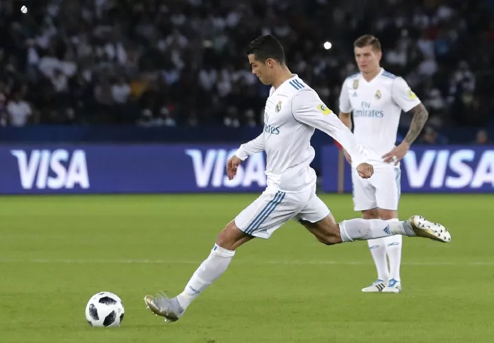 El portugués Cristiano Ronaldo cobra el tiro libre para marcar el gol de la victoria.
