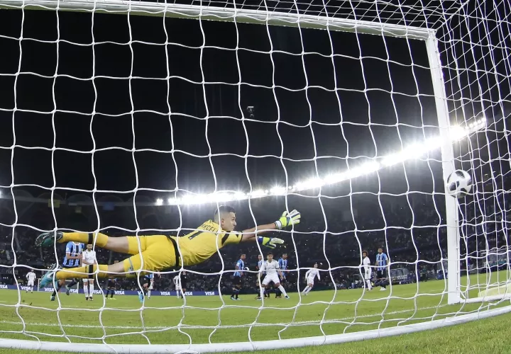 Marcelo Grohe, arquero del Gremio de Brasil, se lanzó, pero no pudo detener el disparo.