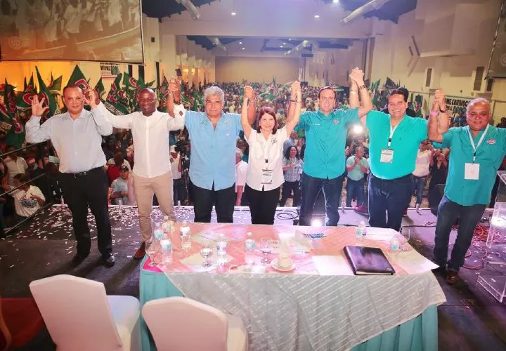 Los presentes advirtieron que los traidores no pasarán.