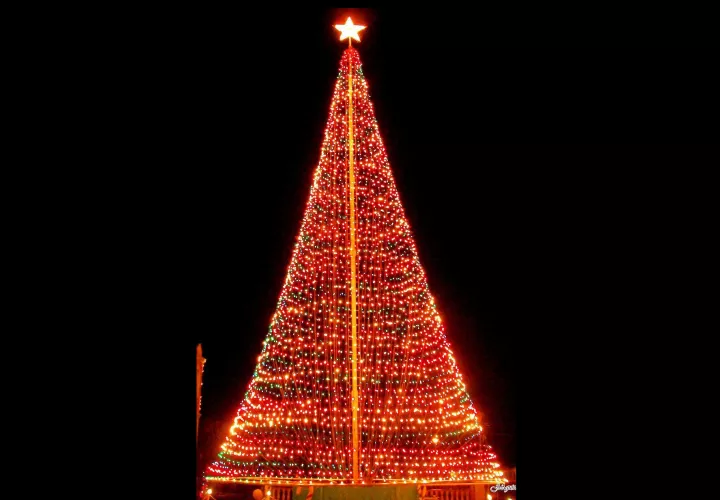 Con sus 100 pies de alto, este imponente árbol de Navidad se convierte en el más  grande de Centroamérica.