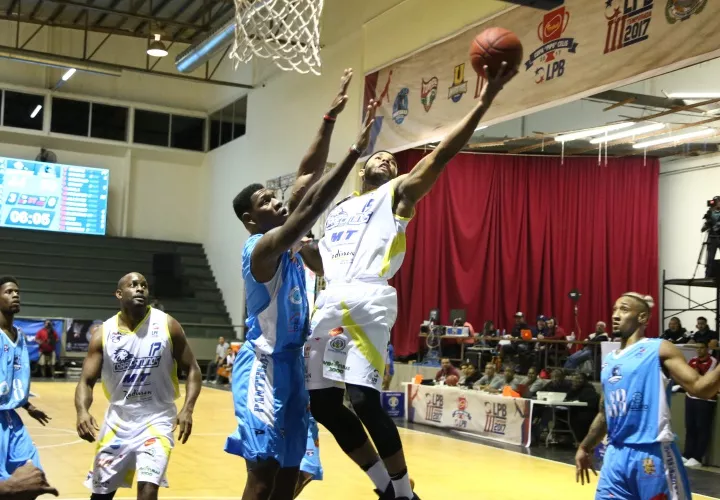 St. Rose aportó 16 puntos para los Correcaminos y el armador Trevor Gaskins fue el líder con 26. Foto:LPB