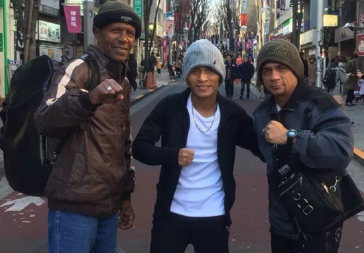 Gilberto Pedroza (centro) y los entrenadores Julio César Archibold (dcha.) y Marcos Martínez (izq.) en Japón. Fotos: Cortesía