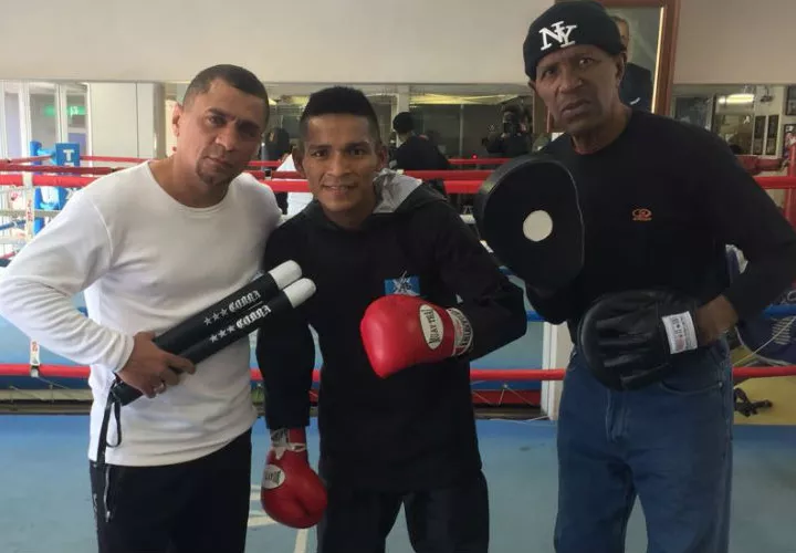 Gilberto Pedroza (c) junto a sus entrenadores Julio César Archibold (izq.) y Marcos Martínez.