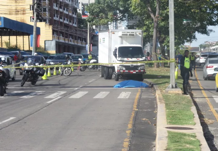Un ciudadano fue arrollado por un camión de reparto en la vía Tumba Muerto en Betania.  Fotos: Landro Ortiz Crítica