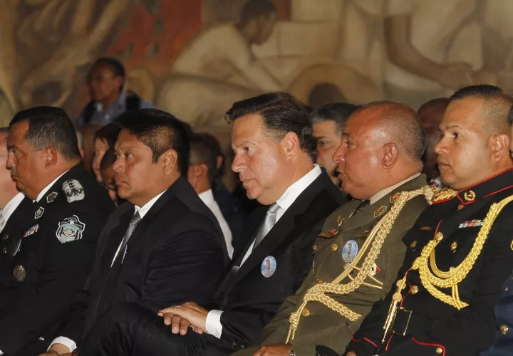 El mandatario, pegado a los militares.