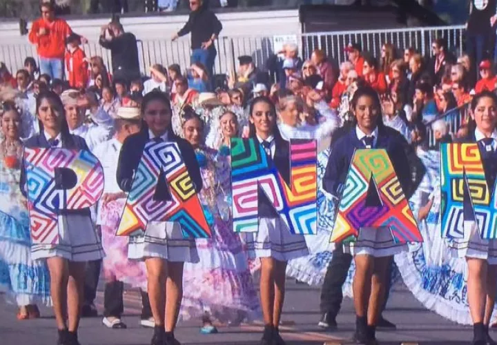 Parte de la delegación del Baherlo se presentó con un vestuario con aplicaciones en mola. /  Foto: Redes Sociales