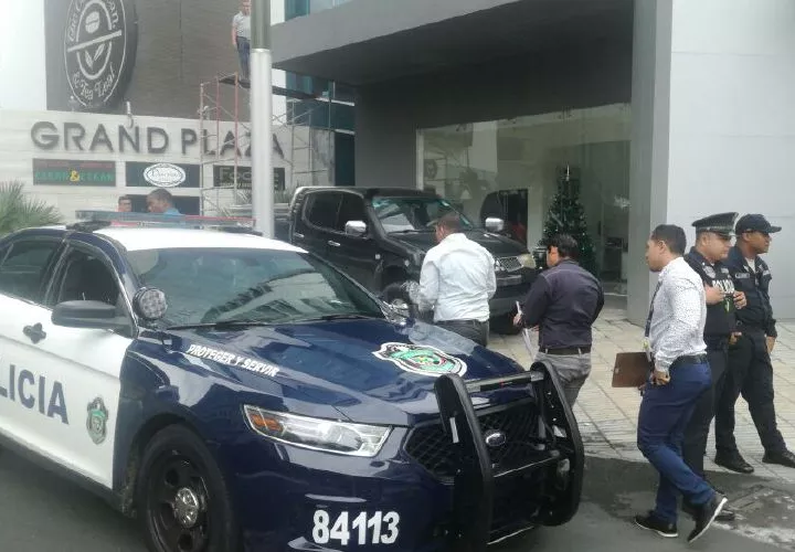 Autoridades judiciales y policiales iniciaban las investigaciones en la escena del crimen, en Punta Pacífica. Foto Cortesía