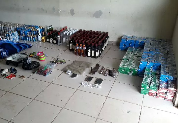 Cargamento de artículos prohibidos, confiscado por los efectivos policiales.  Foto Cortesía