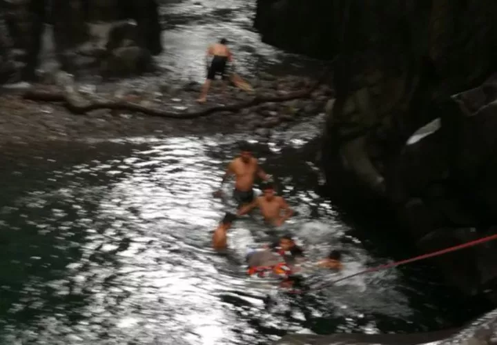 Operativo de rescate del cuerpo del joven en el afluente.