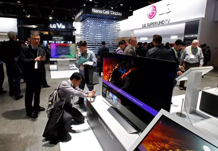 Asistentes digitales y planes para la ciudad inteligente totalizan el CES 2018 Personas observan un televisor del stand de LG durante el Salón Internacional de la Feria de Electrónica de Consumo (CES, en inglés) 2018.