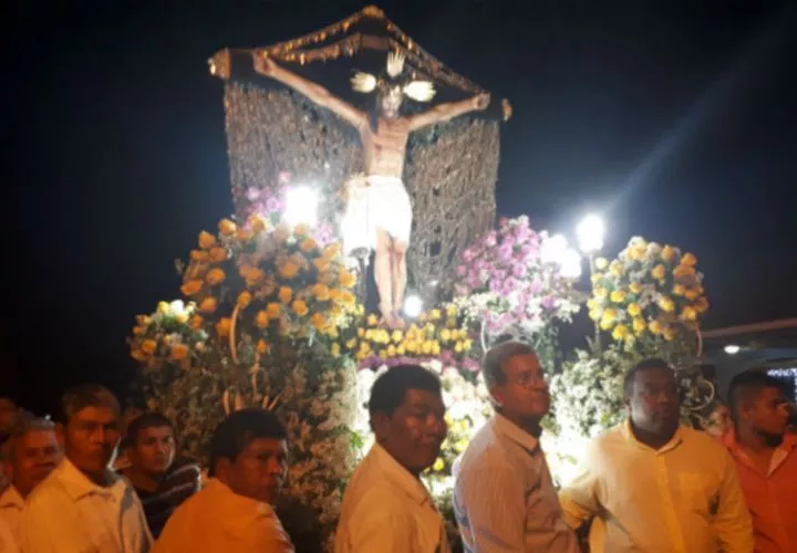 Devotos en el recorrido.  Foto: Elena Valdez