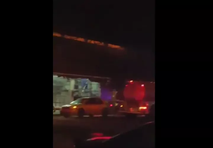 Unidades del Cuerpo de Bomberos lograron sofocar las llamas a eso de las 10:00 de la noche de ayer.