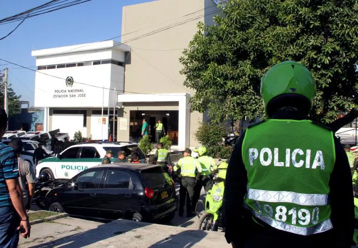 Un agente mira la estación de policía donde detonaron un explosivo.  EFE