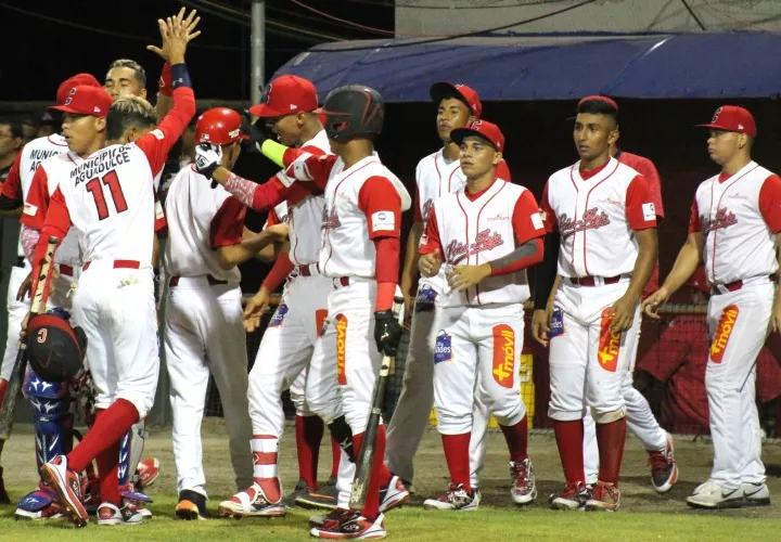 Los coclesanos están entre los principales aspirantes a la corona juvenil. Foto: Fedebeis