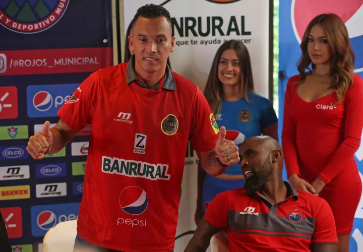 Blas Pérez (izq.) posa con su camiseta del Municipal. Foto: EFE