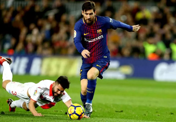 Messi (d) se escapa de Rubén Duarte, del Deportivo Alavés. Foto: EFE