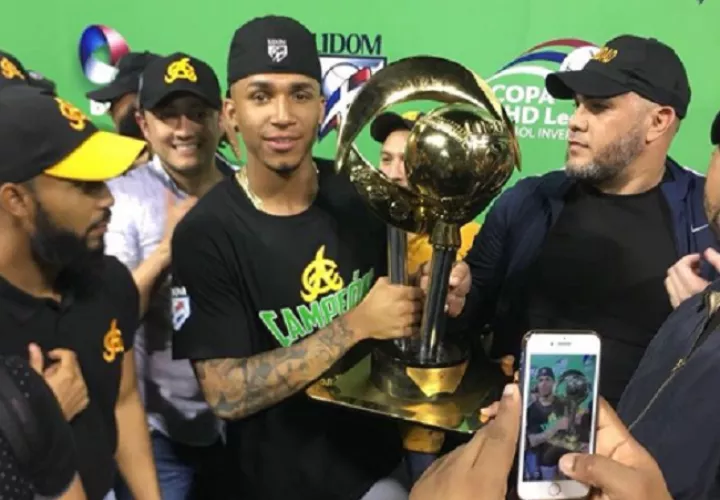 Johan Camargo alza el título de campeón. Foto: Twitter