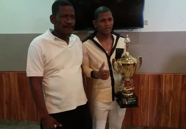 Alexander Durán (der.), boxeador del año. Fotos: Joel Isaac González