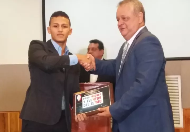 Rafael Pedroza (izq.) ganó el premio a prospecto.