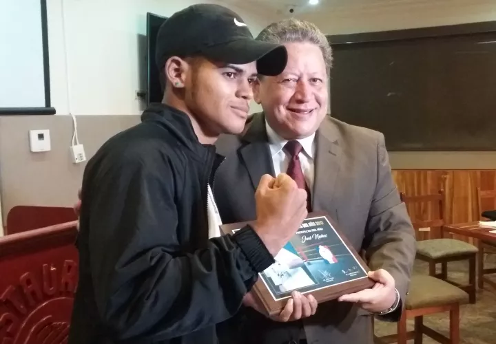 José Núñez (izq.) ganó la distinción de novato.