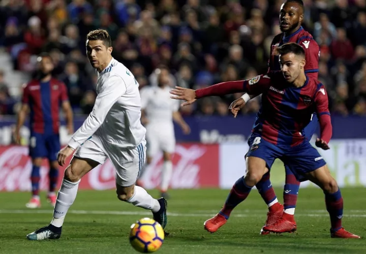Cristiano Ronaldo (izq.) pelea un balón con Róber Pier, del Levante. Foto: EFE