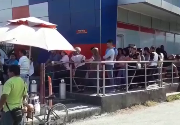 Eran múltiples las quejas de las personas que tuvieron que hacer largas filas incluso bajo el sol. /  Foto: Mayra Madrid