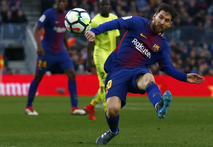 Lionel Messi no las tuvo todas consigo ayer. Foto: AP