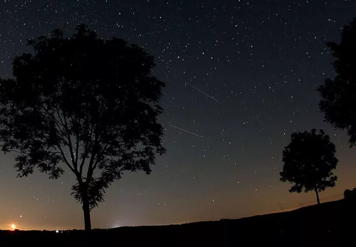 Cuando el meteorito llega a una distancia de unos 25 kilómetros de altura y hasta tocar el suelo esa luz desaparece, en una fase conocida como &quot;vuelo oscuro&quot; y que dificulta el poder ubicar el lugar exacto donde ha caído de acuerdo a su trayectoria. EFE