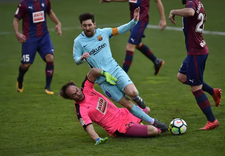 A Lionel Messi le han dado duro en los últimos partidos. Foto:EFE