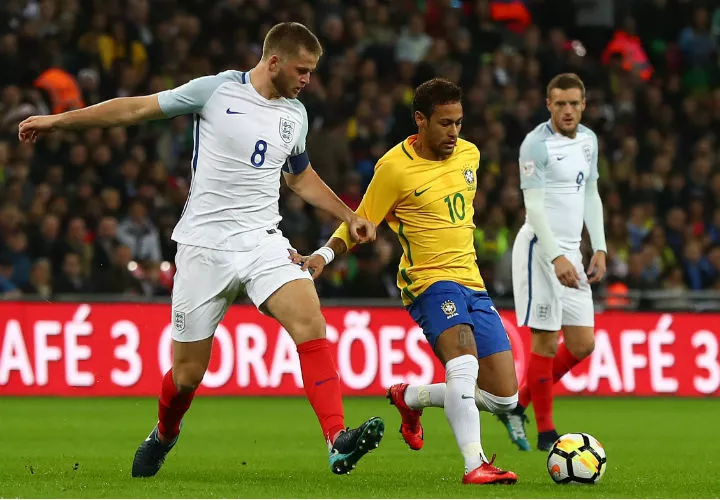 Neymar (centro) es la principal figura de la selección brasileña. Foto AP