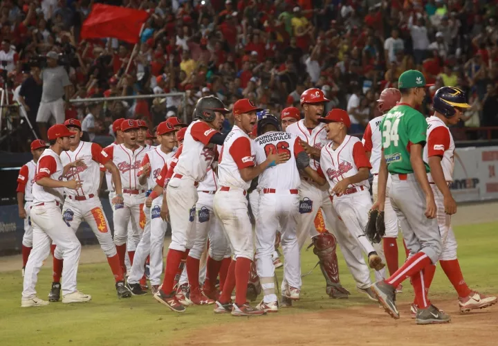 Jugadores de la Leña Roja coclesana festejaban desde temprano en ese séptimo juego.