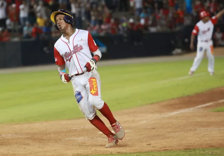 El “utility” jugó en el jardín derecho y bateó de 4-3 con tres anotadas y dos remolques.