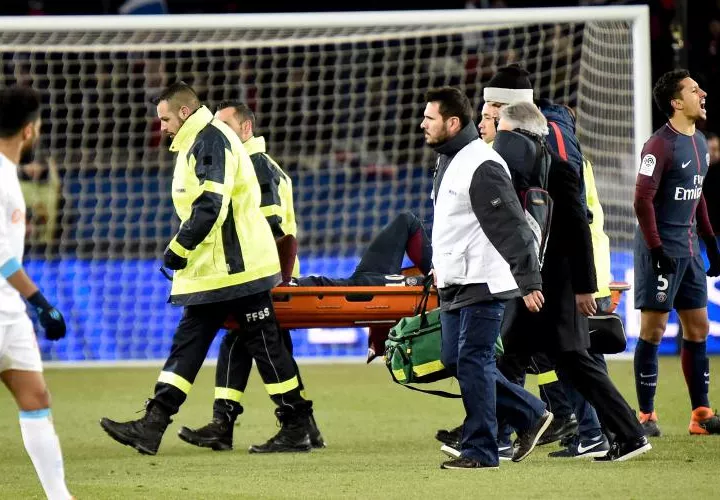 Neymar cuando es sacado del campo en camilla. Foto: AP