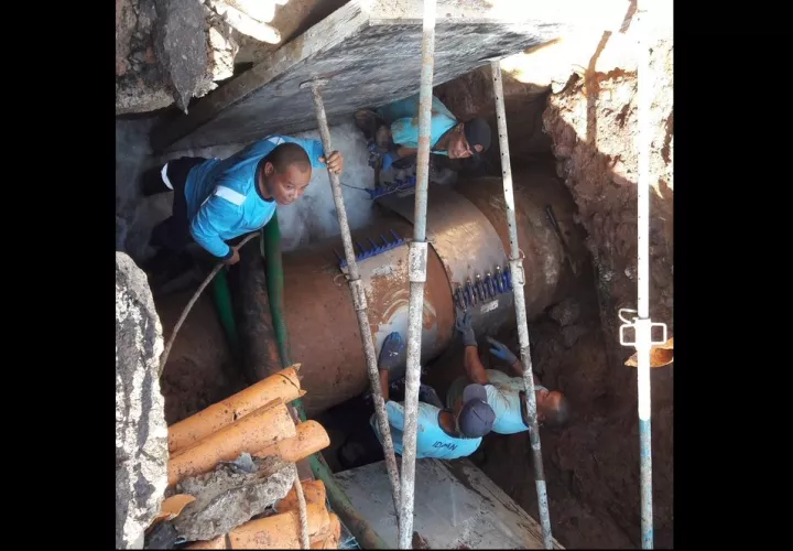 Vistas de la abrazadera que fue colocada provisionalmente en la tubería rota en vía Brasil. Foto: @IdaanInforma