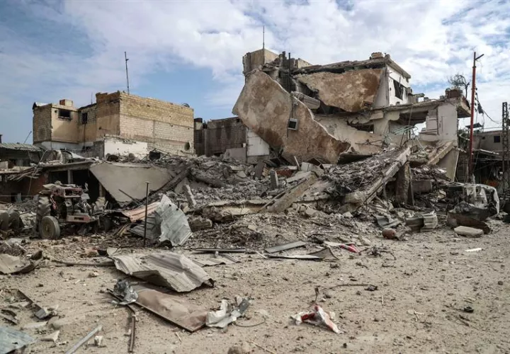Edificios destruídos tras un bombardeo al este de Guta, en Duma en Siria. EFE Archivo