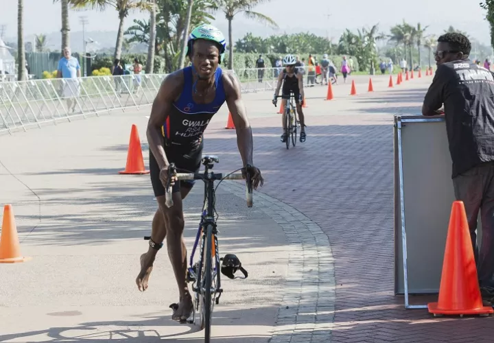 Mhlengi Gwala resultó herido y podría perder una de las piernas. Foto: AP