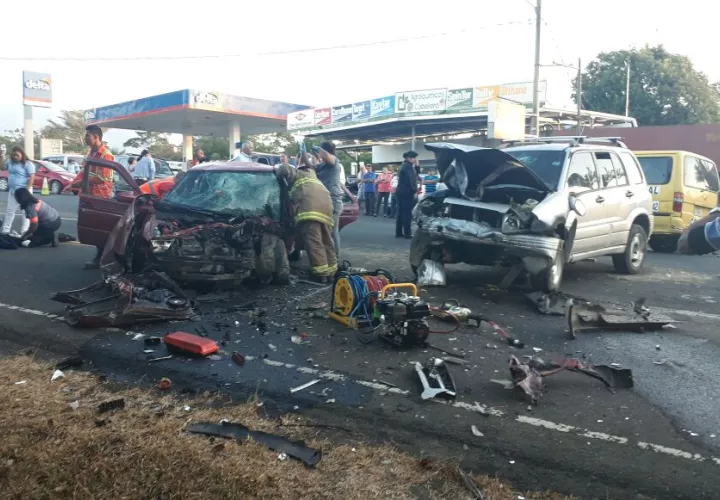 La Autoridad del Tránsito en Chiriquí ha iniciado las investigaciones de este accidente registrado en Potrerillos para deslindar responsabilidades. Foto: Mayra Madrid