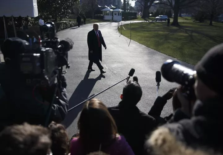 El presidente de los Estados Unidos, Donald Trump (c), se dispone a responder a las preguntas de los periodistas tras anunciar el cese del hasta ahora secretario de Estado, Rex Tillerson, en la Casa Blanca en Washingtn DC (Estados Unidos). EFE