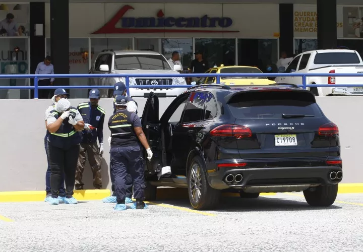 Peritos de Criminalísticas recabaron evidencias en la escena.  Foto Edwards Santos Crítica