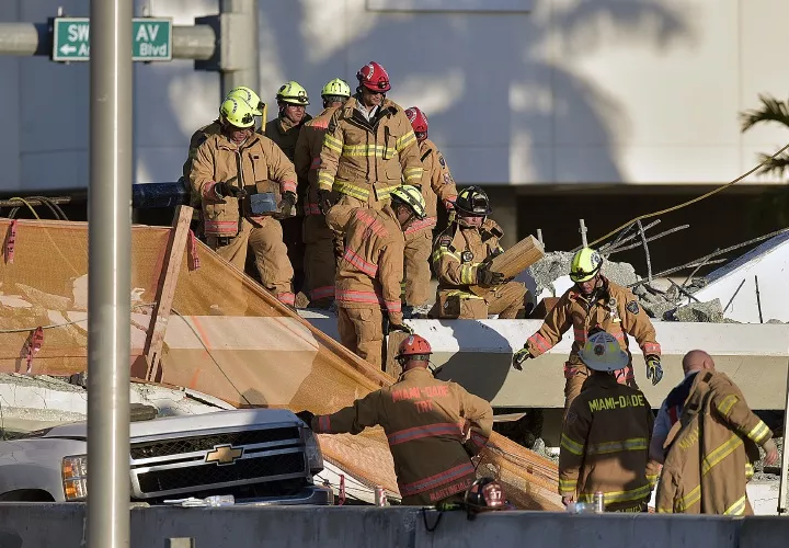 Equipos de rescate en el área.  AP
