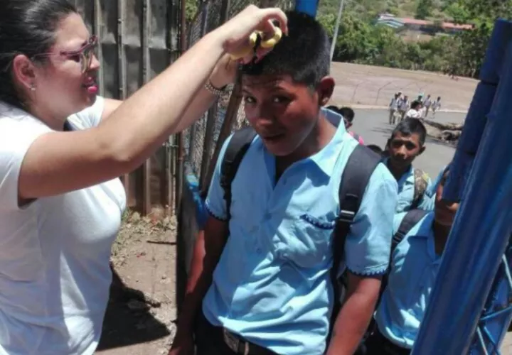 Momentos en que los docentes cortan el cabello a los estudiantes. Foto Mayra Madrid Corresponsal