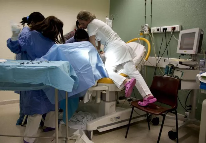 Doctores y enfermeras durante un trabajo de parto en el Hospital de Leiria, en Portugal. EFE Archivo