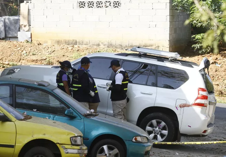 Autoridades judiciales realizando las pesquisas en el auto.  Foto Edwards Santos Crítica