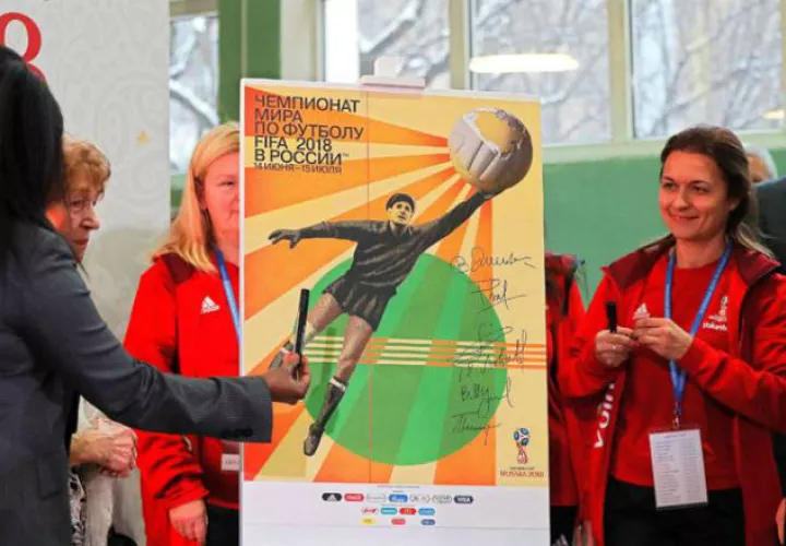 En el póster está la figura del legendario arquero soviético Lev Yashin. EFE