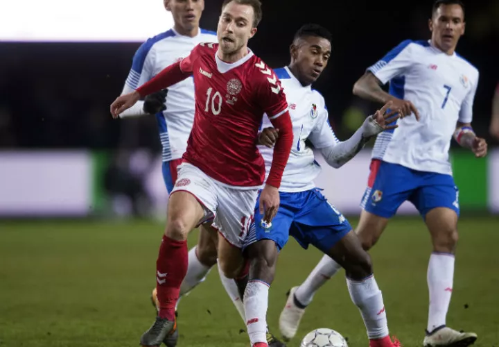 Christian Eriksen (Izq.), de Dinamarca, escapa de la marca de Edgar Bárcenas, de Panamá. Foto AP