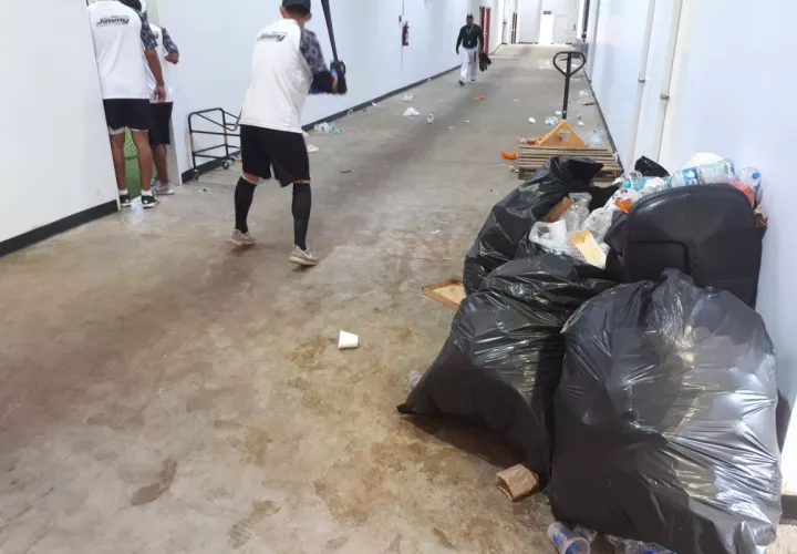 jugadores caminan en medio de la basura. Foto: Mayra Madrid 