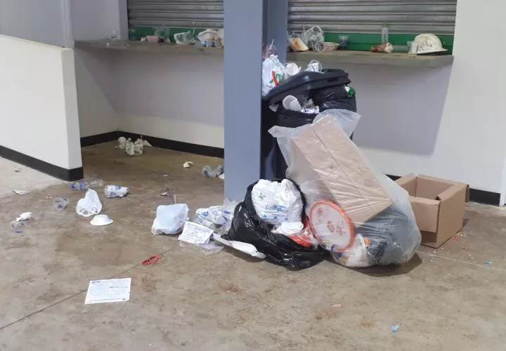 Bolsas de basuras inundaban el recinto deportivo. Foto: Mayra Madrid