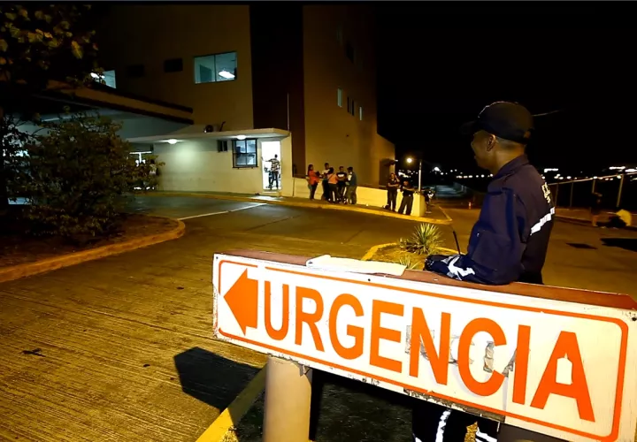 Al hospital llegó personal de Criminalística para iniciar  las investigaciones del hecho, ya que se manejaban varias versiones del hecho. Foto: Alexander Santamaría