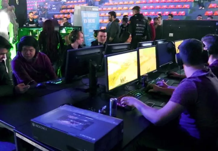 Miles de aficionados a los videojuegos se reúnen en Viena este fin de semana en el festival eSports, el primer campeonato de juegos electrónicos de la capital austríaca, en el que varios equipos compiten por premios. EFE